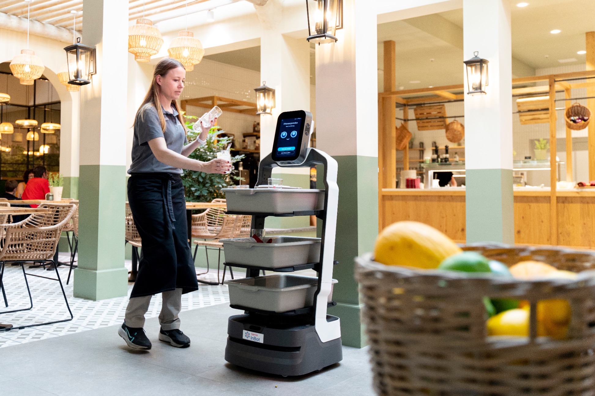 Serviceroboter beim Abräumen im Center Parcs Restaurant